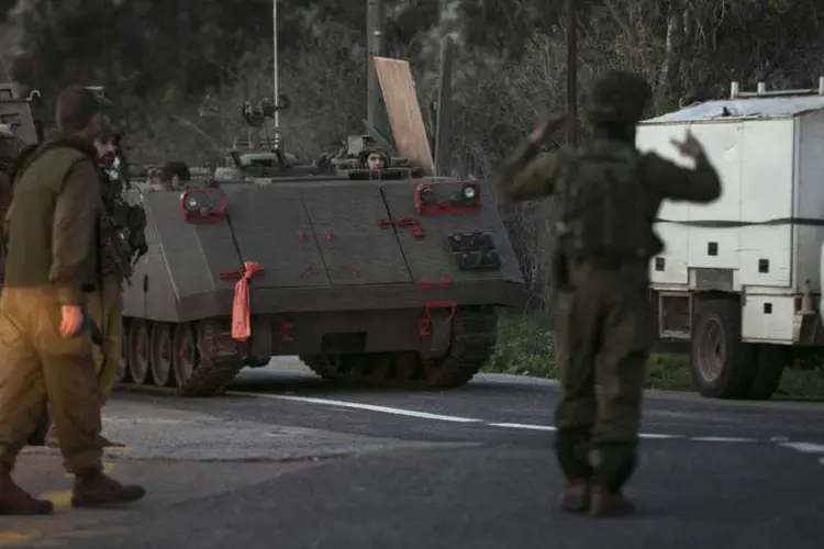 Soldado israelense na fronteira com Líbano: exército lançou vários foguetes contra sul do Líbano (Baz Ratner/Reuters)
