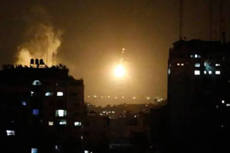 
	Explos&atilde;o no c&eacute;u de Gaza: embarca&ccedil;&otilde;es de guerra iluminaram o c&eacute;u com os disparos antes do amanhecer
 (Thomas Coex/AFP)