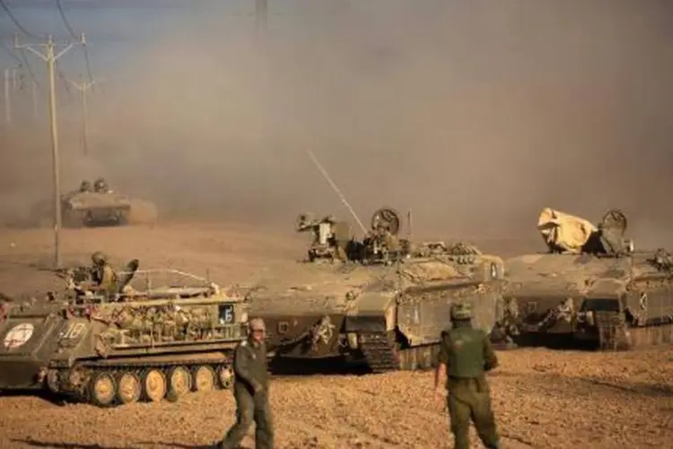 Tanques israelenses a caminho da Faixa de Gaza. O número de deslocados palestinos quase dobrou nas últimas 24 horas, chegando a 40.000 pessoas (Menahem Kahana/AFP)