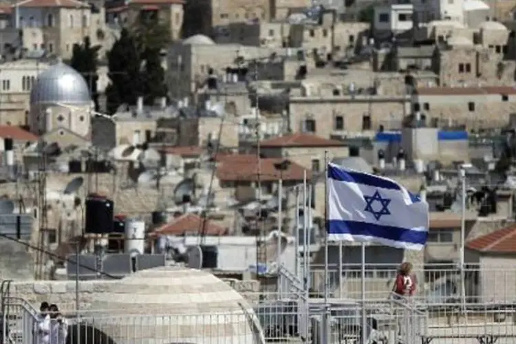
	Bandeira israelense em Jerusal&eacute;m: 40 palestinos foram detidos em dist&uacute;rbios
 (Thomas Coex/AFP)