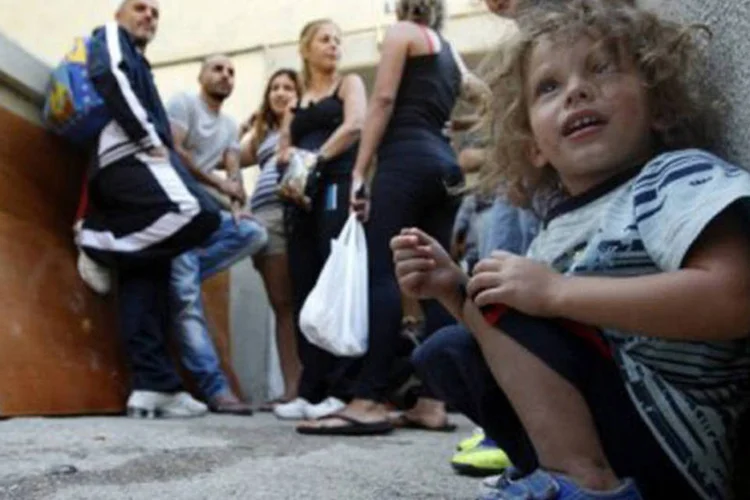 As medidas estipulam ainda o pagamento de uma bolsa mensal de 83,16 euros aos pais com filhos menores de três anos (Ahmad Gharabli/AFP)