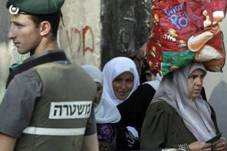 Os líderes palestinos disseram que o convite para o diálogo "contém os elementos necessários para propiciar um acordo de paz" (.)
