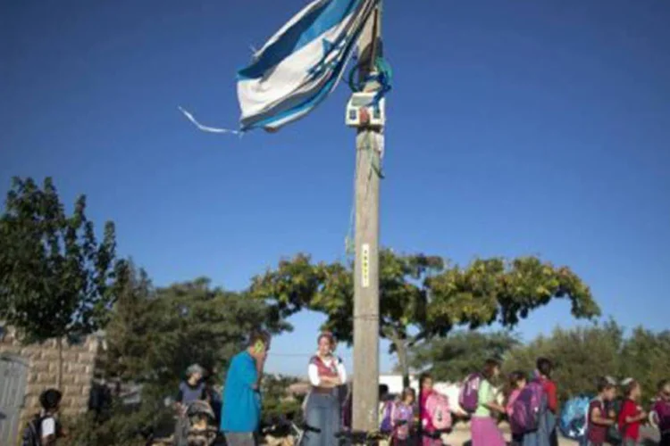 
	Crian&ccedil;as palestinas aguardam &ocirc;nibus escolar em assentamento em Migron: essa &eacute; a maior col&ocirc;nia ilegal da Cisjord&acirc;nia
 (Menahem Kahana/AFP)