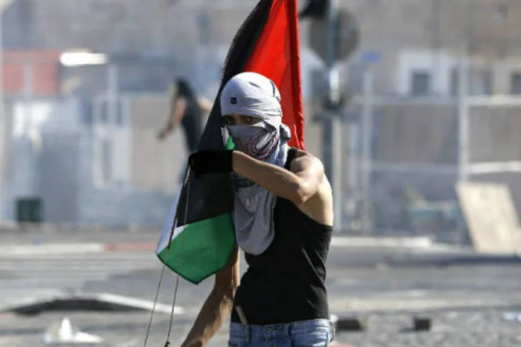 Jovem palestino entra em confronto com a polícia em Jerusalém: protesto por conta de jovem morto (REUTERS/Baz Ratner)