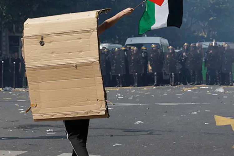 Manifestante pró-Palestina entra em confronto com a polícia durante manifestação em Paris  (REUTERS/Philippe Wojazer)