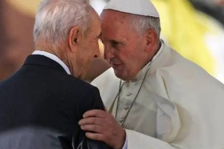 
	Shimon Peres cumprimenta papa francisco em 25/05/14 na Terra Santa: em gesto sem precedentes, o pont&iacute;fice convidou os dois l&iacute;deres a orar pela paz no Oriente M&eacute;dio sob a c&uacute;pula de S&atilde;o Pedro

	
	
 (AFP)