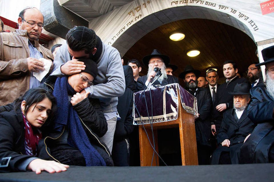Corpos de judeus mortos em atentado em Paris chegam a Israel