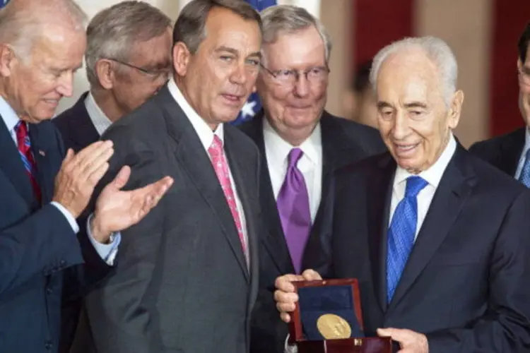 O presidente de Israel, Shimon Peres, recebe a Medalha de Ouro do Congresso americano (AFP/Getty Images)