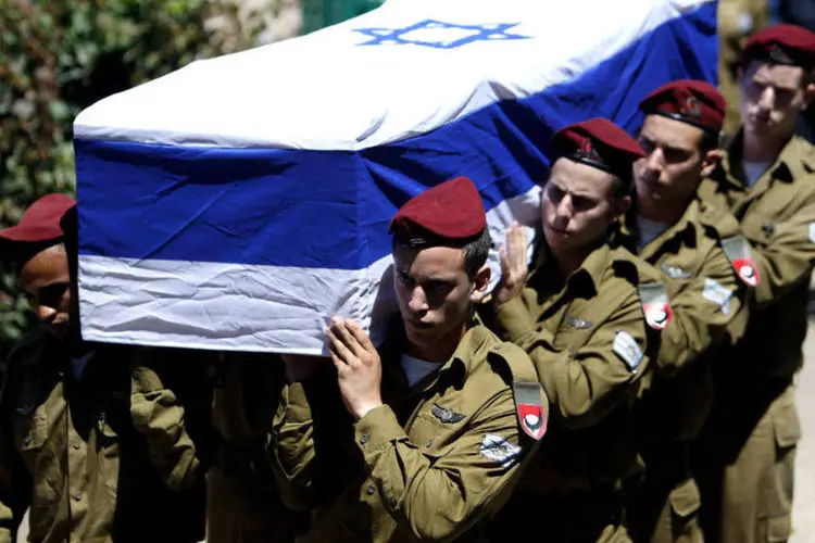 Em Tel Aviv, soldados israelenses carregam caixão com o corpo do colega Guy Algranati, morto em ataque do Hamas em Gaza: maioria dos judeus aprova a guerra
 (REUTERS/Nir Elias)