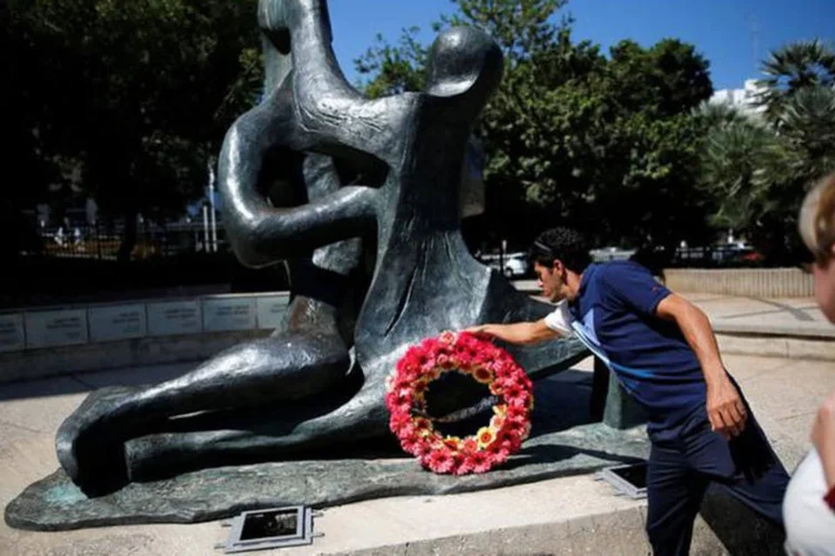 
	Homenagem: em 5 de setembro de 1972, membros da delega&ccedil;&atilde;o de Israel foram feitos ref&eacute;ns por palestinos armados pertencentes ao grupo Setembro Negro na Vila Ol&iacute;mpica
 (Amir Cohen / Reuters)