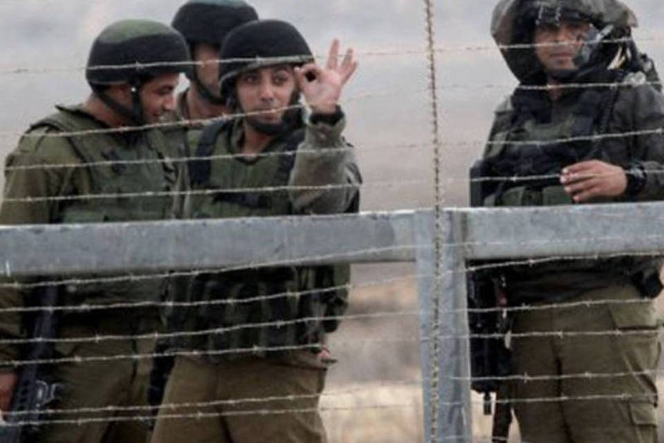 Soldados israelenses confiscam ajuda humanitária