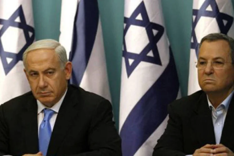 
	Ehud Barak (D) e o primeiro-ministro Benjamin Netanyahu anunciam a tr&eacute;gua: o cessar-fogo foi obtido depois de intensos esfor&ccedil;os diplom&aacute;ticos do Egito e dos EUA
 (Gali Tibbon/AFP)