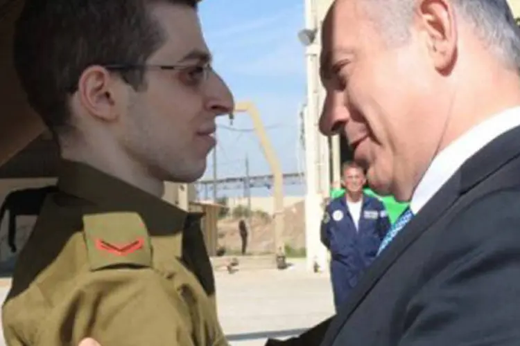 Shalit foi recebido por Benjamin Netanyahu: 'Gilad retornou para casa com sua família, para seu povo, para seu país, é um momento sumamente emocionante'
 (AFP)
