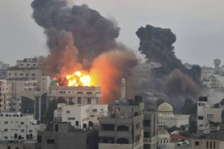 
	Israel intensificou ataques contra a Faixa de Gaza pelo sexto dia: testemunhas disseram que o local foi atingido por tr&ecirc;s m&iacute;sseis
 (Mohammed Salem/Reuters)