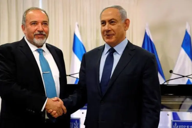 
	Lieberman e Netanyahu: outro integrante de seu partido ultranacionalista ser&aacute; o ministro da Absor&ccedil;&atilde;o, ou seja, da Imigra&ccedil;&atilde;o
 (Ammar Awad / Reuters)