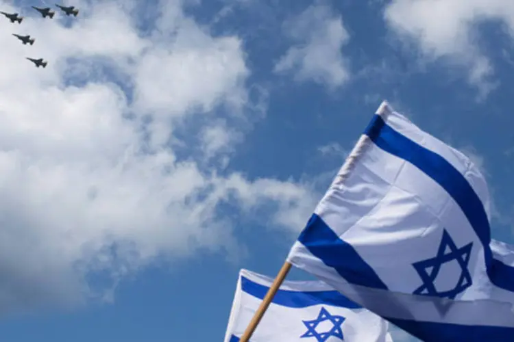 
	Bandeira de Israel &eacute; vista com avi&otilde;es de ca&ccedil;a ao fundo: segundo a ag&ecirc;ncia, os palestinos planejavam atacar uma confer&ecirc;ncia em Jerusal&eacute;m com armas de fogo
 (Uriel Sinai/ Getty Images)