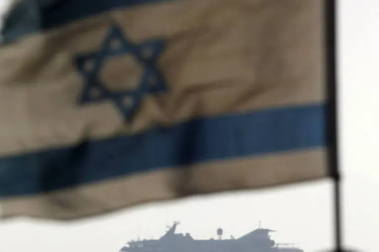 
	Bandeira de Israel &eacute; vista em porto: prefeito de Jerusal&eacute;m, o empres&aacute;rio independente Nir Barkat, assegurou seu segundo mandato
 (REUTERS/Amir Cohen)