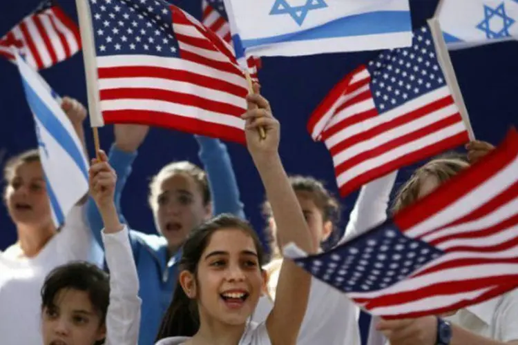 Crianças israelense se preparam para receber o presidente dos Estados Unidos, Barack Obama (AFP / Gali Tibbon)