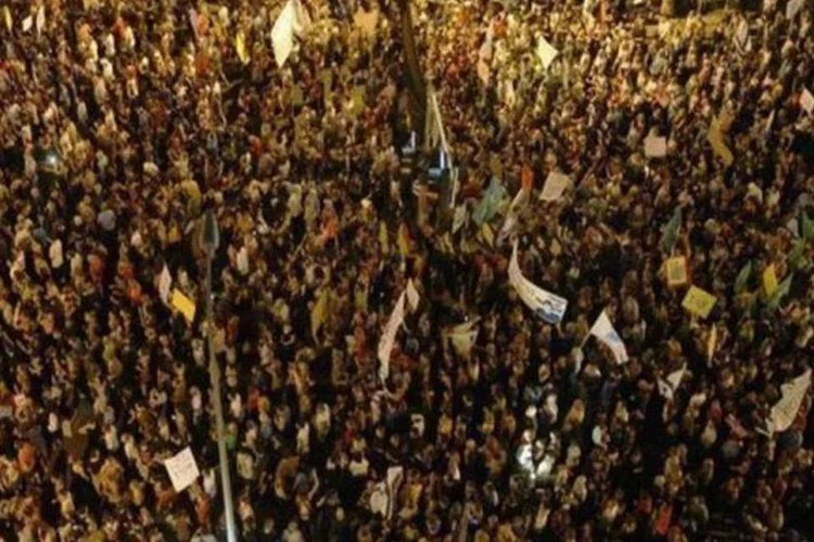 Em agosto, milhares de israelenses participam de marcha dos indignados contra a carestia e por justiça social, em Tel Aviv (AFP)