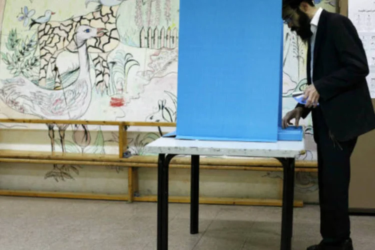 Judeu ultra-ortodoxo vota na Cisjordânia, ao norte de Jerusalém: os israelenses começaram a votar na terça-feira para a eleição parlamentar no país (REUTERS / Baz Ratner)
