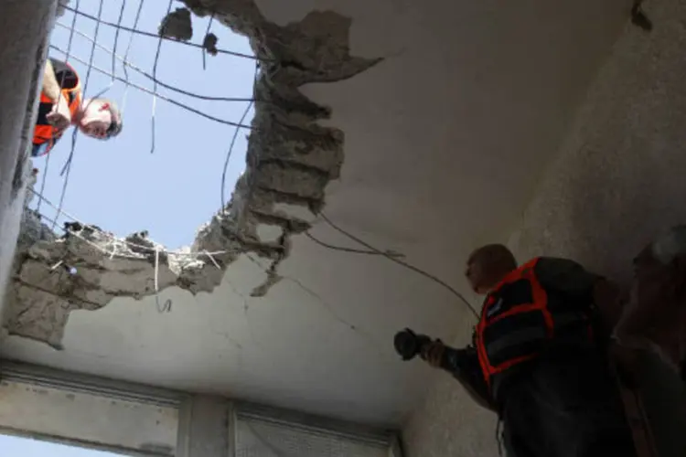 Israelenses inspecionam casa que sofreu danos após ataque palestino (Lior Mizrahi/Getty Images)