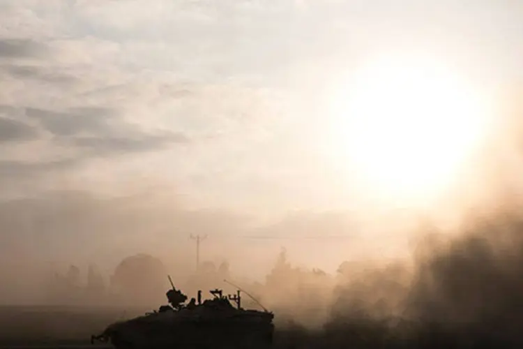 
	Tanque israelense deixa Gaza: nesta segunda-feira, explos&atilde;o matou nove crian&ccedil;as
 (REUTERS/Baz Ratner)