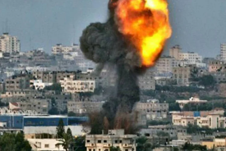 Explosão causada por um ataque aéreo israelense a Gaza: "O Secretário de Gabinete Zvi Hauser começou a realizar uma votação por telefone entre os ministros do governo" (©AFP / Jack Guez)