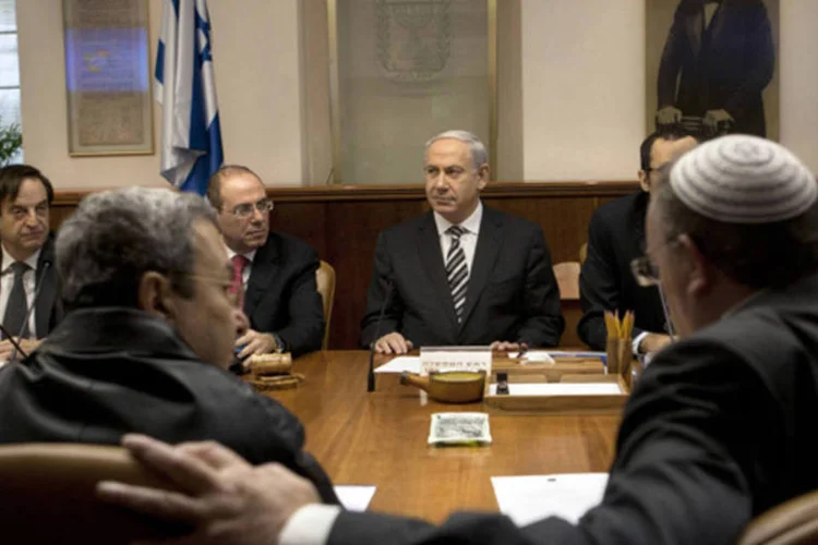 Ministro da Defesa israelense, Ehud Barak, em reunião semanal com o primeiro-ministro Benjamin Netanyahu, neste domingo em Jerusalém (REUTERS/Sebastian Scheiner/Pool)