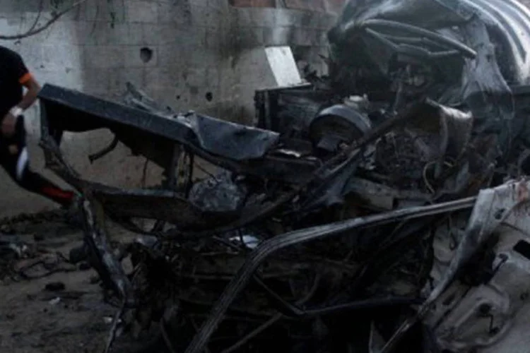 
	Menino palestino passa ao lado de caminh&atilde;o destru&iacute;do ap&oacute;s ataque a&eacute;reo israelense: 163 palestinos morreram e 1.235 ficaram feridos durante a ofensiva
 (Moiz Salhi/AFP)