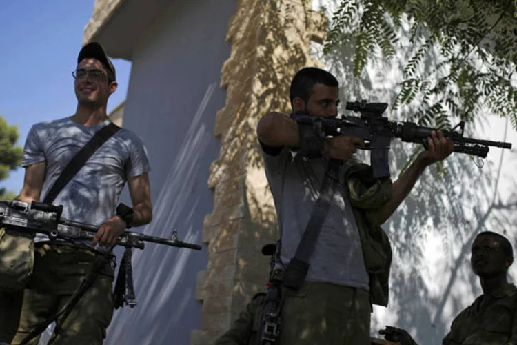 Israelenses em Gaza: número superou as 350 crianças que morreram na invasão terrestre por Israel no enclave cinco anos atrás (Amir Cohen/Reuters)