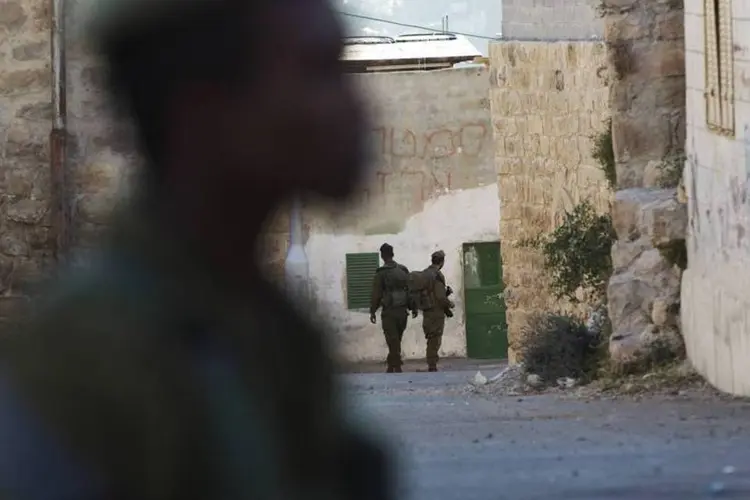 
	Soldados israelenses fazem patrulha na Cisjord&acirc;nia: o comunicado acrecesnta que &quot;o agressor foi baleado pelas tropas no local, com o resultado de sua morte&quot;
 (Ronen Zvulun/Reuters)