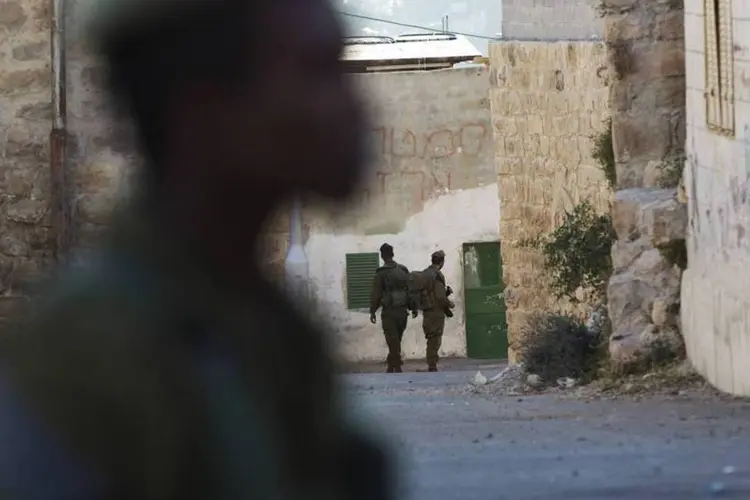 Soldados israelenses patrulham a cidade de Hebron, na Cisjordânia (Ronen Zvulun/Reuters)