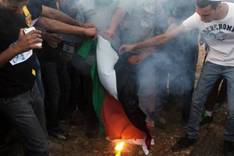 Radicais queimam bandeira palestina: suspeitos seriam de grupo judeu extremista (Menahem Kahana/AFP)