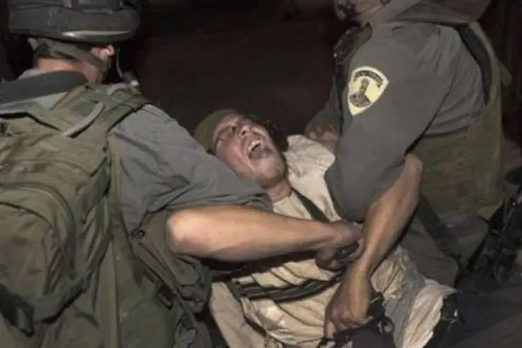 Colono ultranacionalista israelense é detido por policiais de fronteira na tumba de José (Menahem Kahana/AFP)