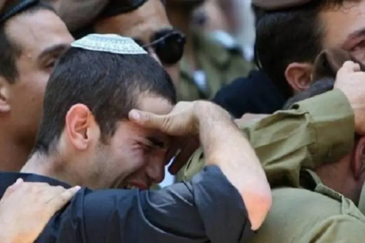 Israelenses choram nos funerais dos soldados mortos no sul de Israel (AFP / Ahmad Gharabli)