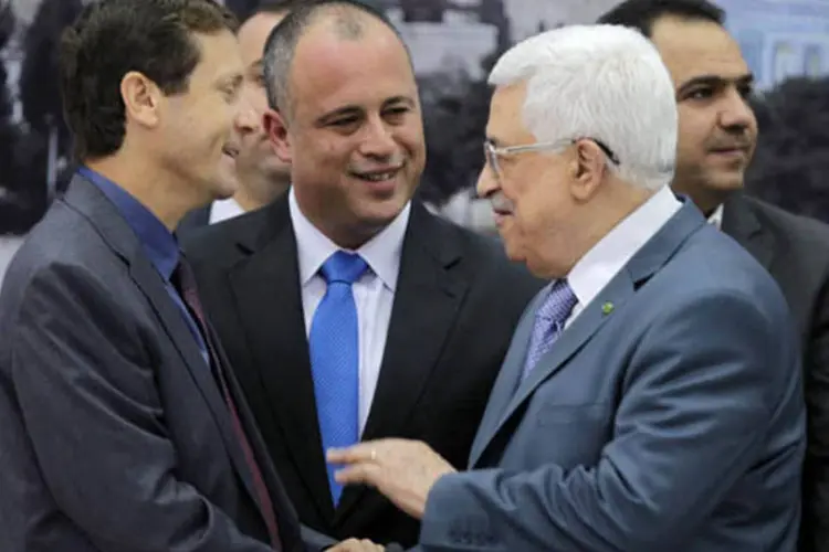 Membros do parlamento israelense cumprimentam o presidente palestino Mahmoud Abbas durante visita à Cisjordânia (Abbas Momani/Reuters)