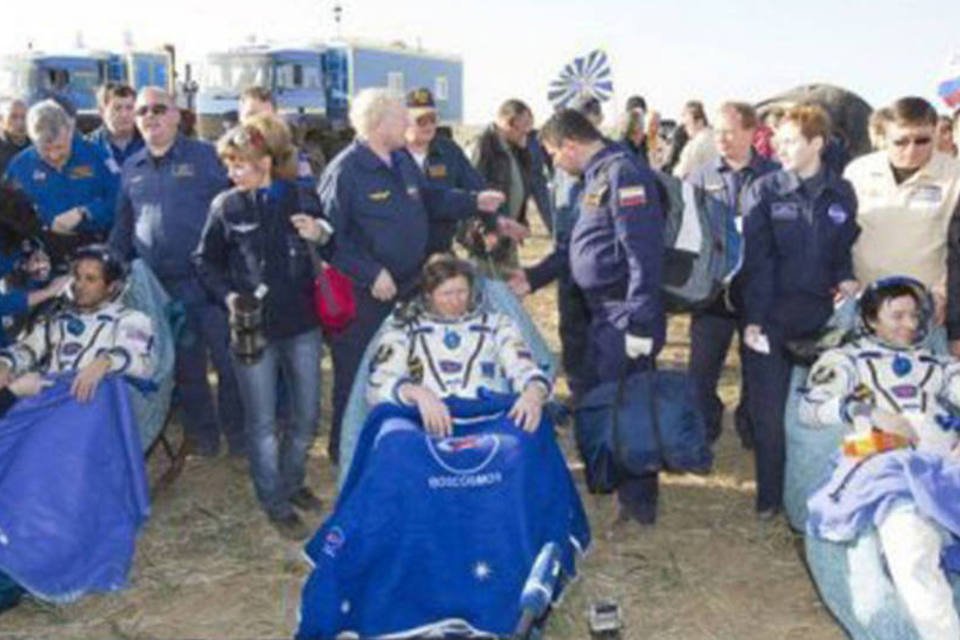 Cosmonautas e astronauta da ISS retornam à Terra