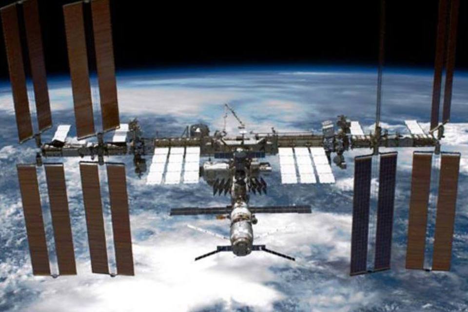 Astronautas consertam vazamento na Estação Espacial