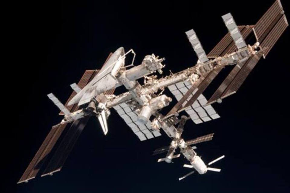Astronautas começam a fechar vazamento de amoníaco na ISS