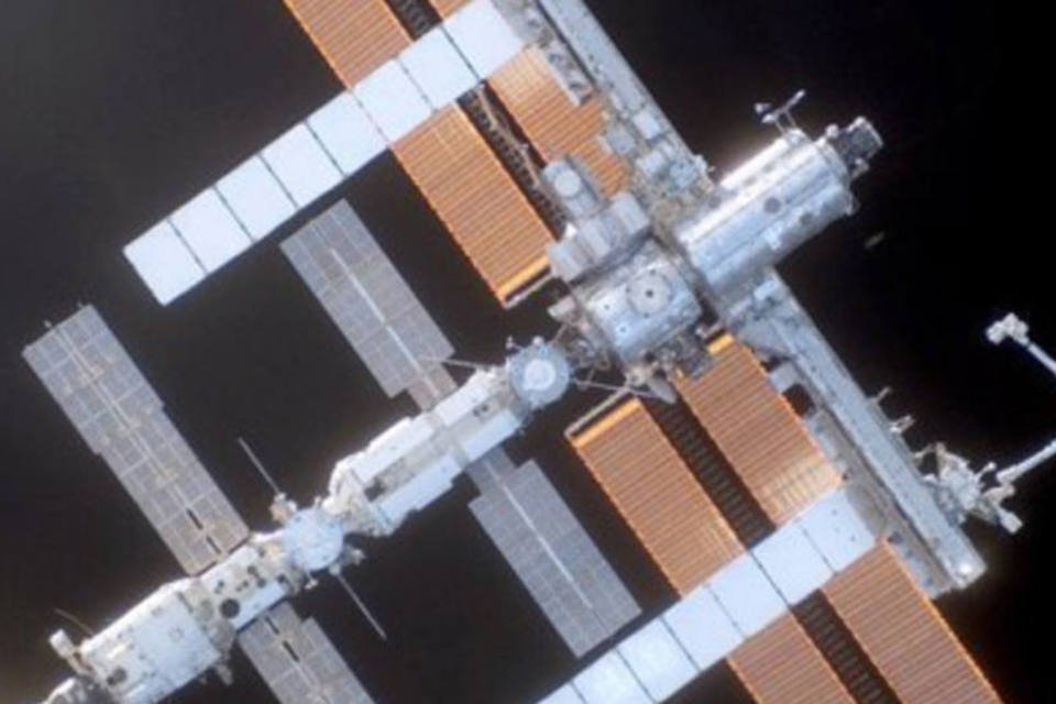 Astronautas iniciam saída para consertar refrigeração da ISS