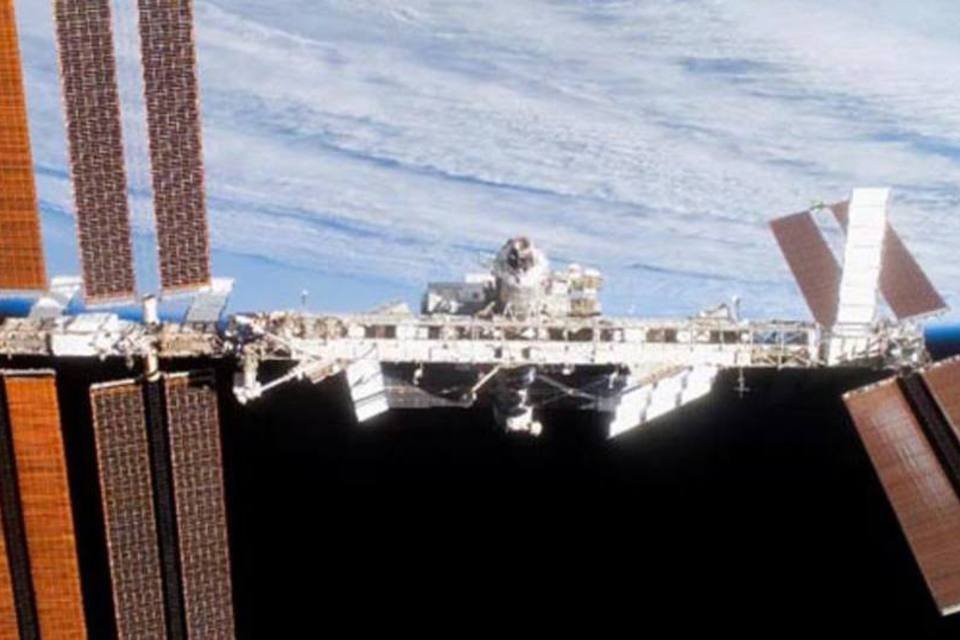 Astronautas da ISS fazem primeira caminhada espacial do ano