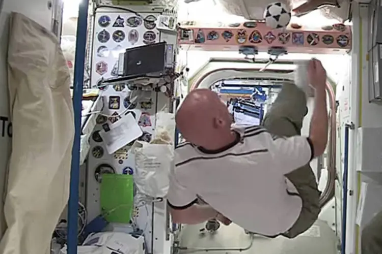 Os três astronautas se divertiram jogando bola e comemorando o gol (Reprodução de EXAME.com)