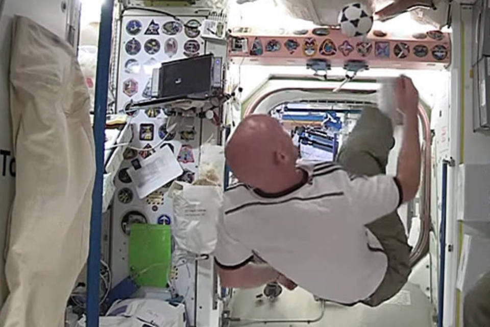 Astronautas jogam futebol no espaço e comemoram gol