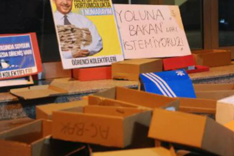 
	Protesto em Istambul: Erdogan iniciou expurgo hist&oacute;rico na pol&iacute;cia e na justi&ccedil;a, tendo como alvo a maioria dos policiais e procuradores respons&aacute;veis pelas investiga&ccedil;&otilde;es que amea&ccedil;am governo
 (AFP)