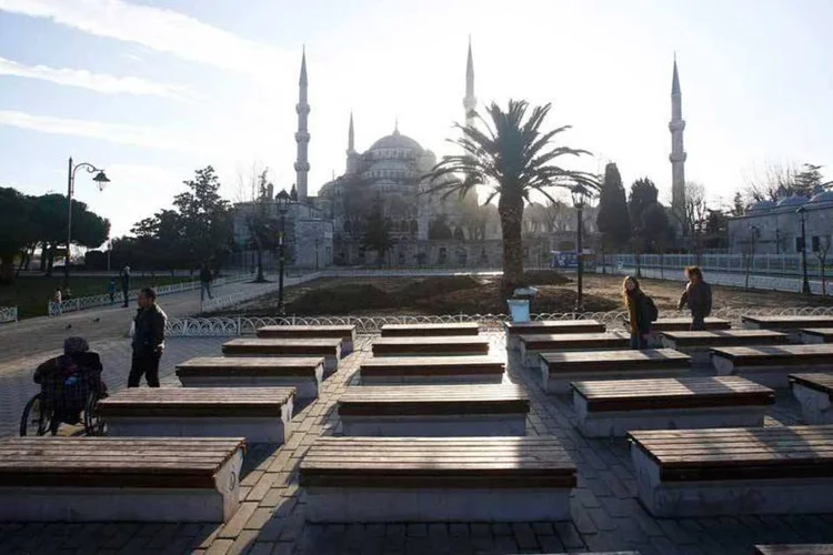 
	Pra&ccedil;a vazia pr&oacute;xima a atentado: o presidente turco, Tayyip Erdogan, condenou o ataque na pra&ccedil;a Sultanahmet
 (REUTERS/Osman Orsal)