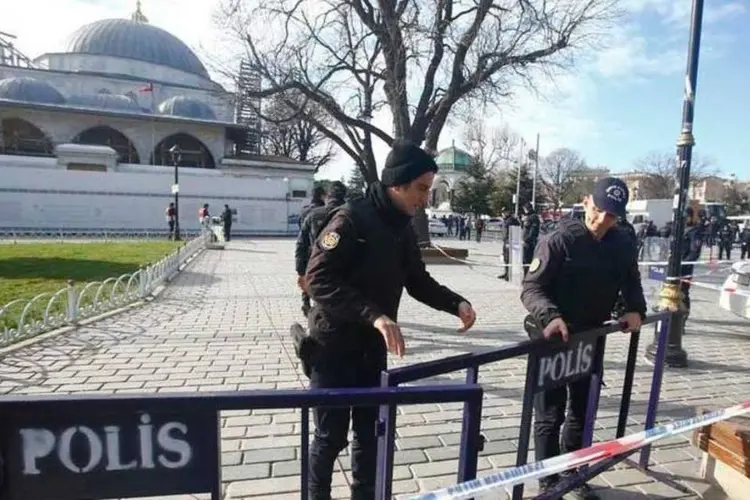 
	Pol&iacute;cia isola local ap&oacute;s explos&atilde;o no centro de Istambul: ataque matou ao menos 10 pessoas nesta ter&ccedil;a-feira
 (REUTERS/Osman Orsal)