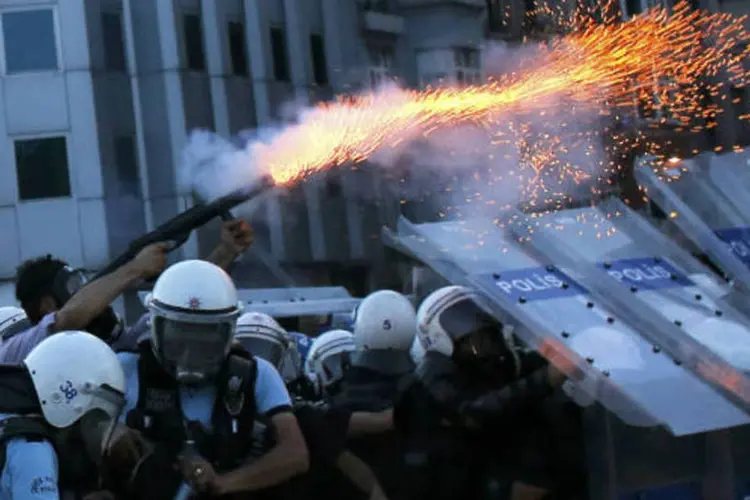 
	Bombas de g&aacute;s lacrimog&ecirc;neo durante protesto na pra&ccedil;a Taksim: parlamentares da oposi&ccedil;&atilde;o criticaram projeto de lei como politicamente motivado
 (REUTERS/Murad Sezer)