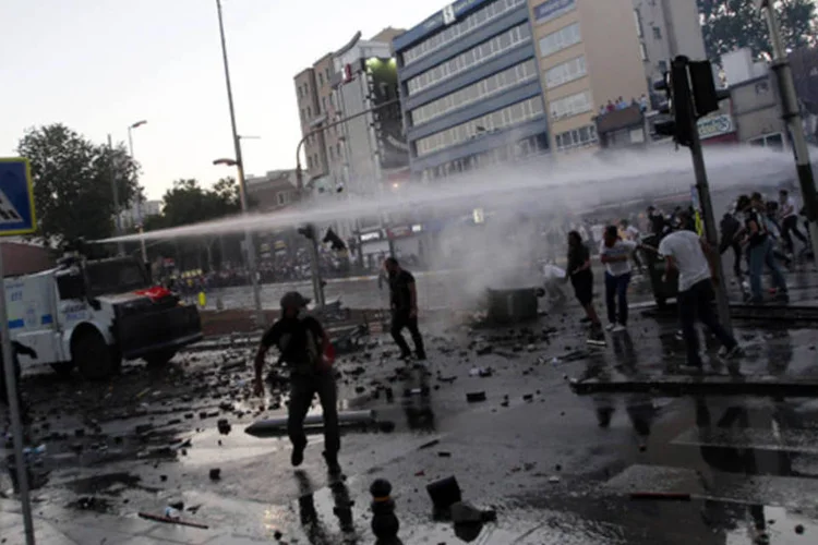 Polícia turca usa água para dispersar os manifestantes (REUTERS/Murad Sezer)