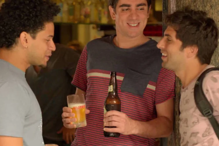 Trecho de vídeo da campanha da Itaipava com Marcelo Adnet: homenagens ao Rio de Janeiro continuam, novos vídeos se passam na Barra da Tijuca e na Lapa (.)