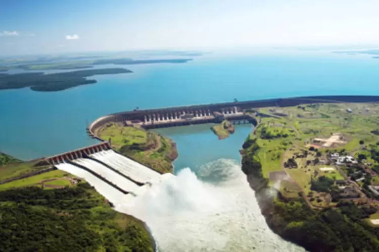 Usina hidrelétrica de Itaipu: Paraguai quer aumentar o valor da energia excedente vendida aos vizinhos brasileiros desde 2007 (foto/Reprodução)